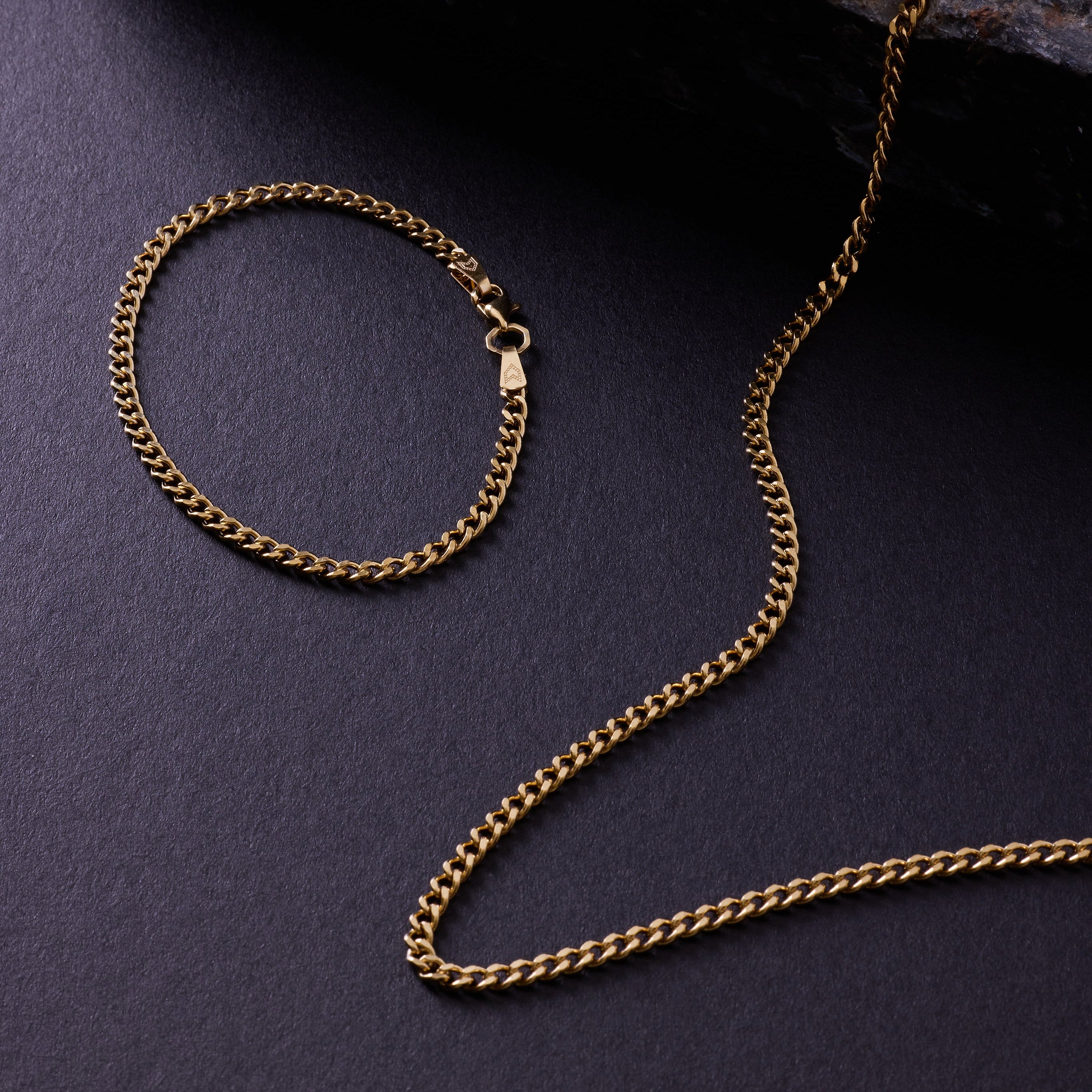 Curb Bracelet in Gold