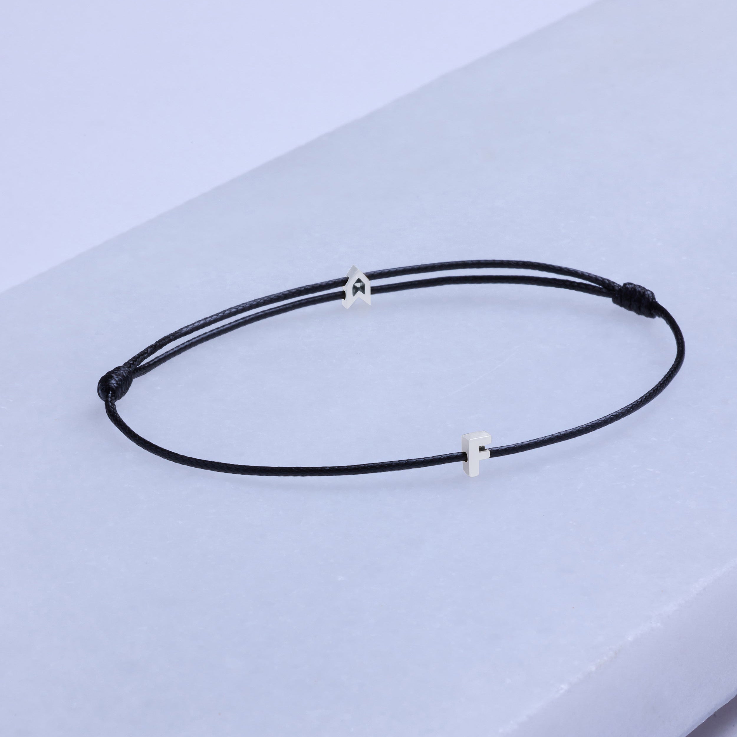 Alfabe Desenli Siyah Şans Bilekliği (Gümüş)