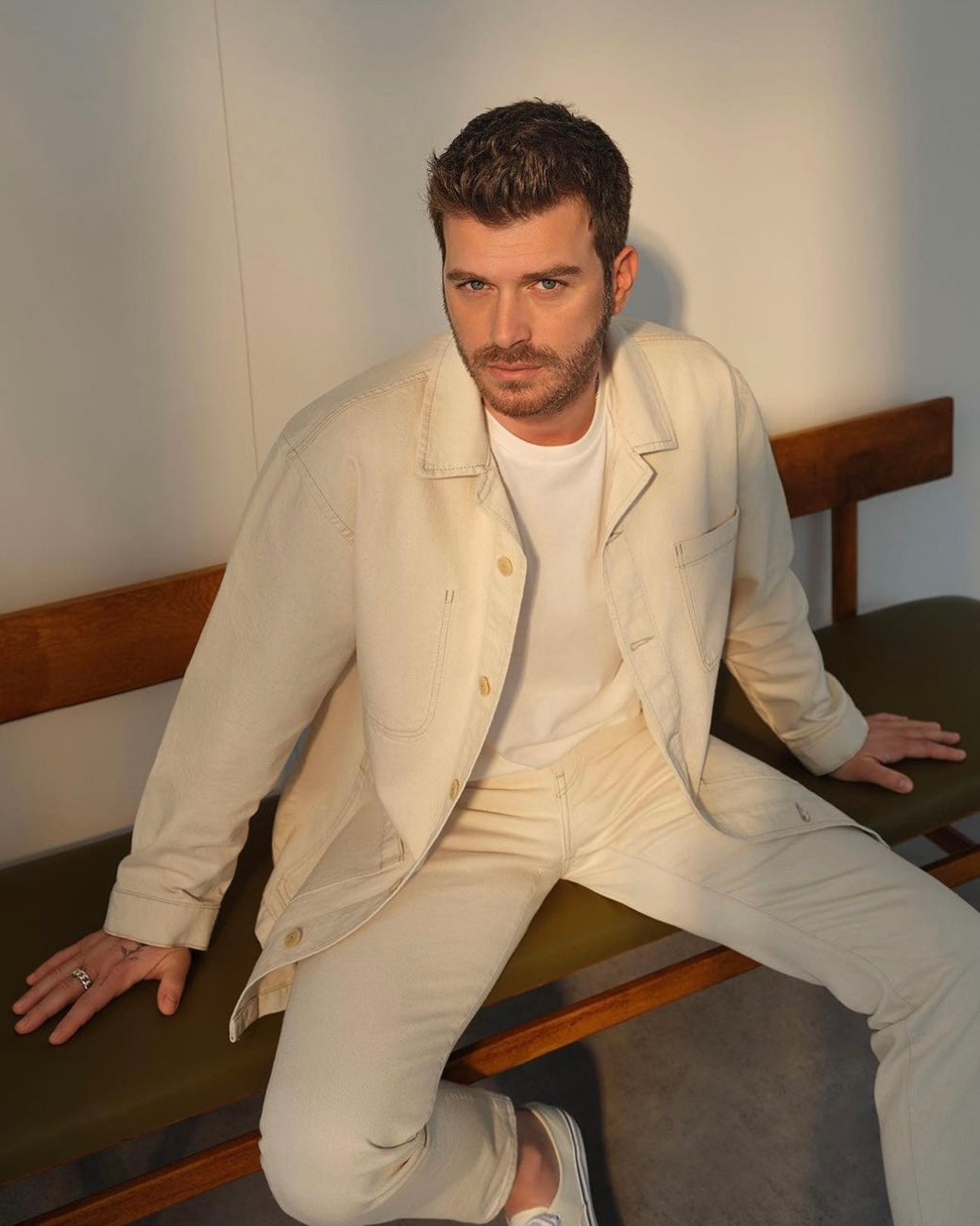 Actor Kıvanç Tatlıtuğ wear Curb Chain Ring in Silver